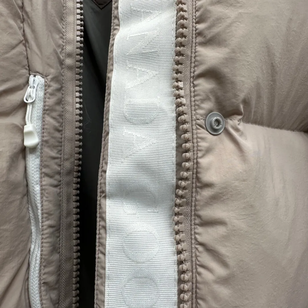 P780 𝗖𝗔𝗡𝗔𝗗𝗔 𝗚𝗢𝗢𝗦𝗘/Canada Goose capsule series macaron white label down jacket Fabric: Made of soft EnduraLuxe fabric imported from DuPont, CORDURA, USA, which enhances the durability of easy-to-wear parts, is lightweight and durable; the liner is made of 400T anti-velvet gallbladder, which is comfortable, soft and non-velvet. Hat: It has a detachable hood, which can be adjusted in two directions, and is also filled with down, which brings greater softness and wrapping around the head and neck, and is full of warmth. This parka has white trim at the back and around the hood, and the hood hardware is all original and custom-made to match the soft color of the fabric. Goose logo: The official website’s new series of large goose logos made of silicone, non-embroidered logos. Length: Fit hip-length. Accessories: The chest chain and pocket chain are all customized by YKK zipper company, and the zippers are consistent with the original color of the clothes; the zipper placket and inner straps are customized with the original Canada Goose logo; the cuffs are made of cashmere ribbing to increase comfort and lock in heat. Pockets: 3 exterior pockets: Fleece-lined hand-warmer pockets with two-way zipper closure for easy access. Security pocket with zipper closure under fly; 2 interior pockets: drop-in pocket Colors: Melt Blue, Moonlight Lime, Soft Pink, Beichen White Sizes: 𝗫𝗦-𝗦-𝗠